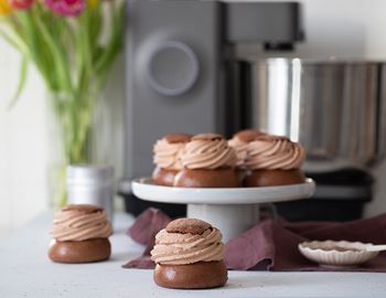 Chocolate buns with chocolate cream