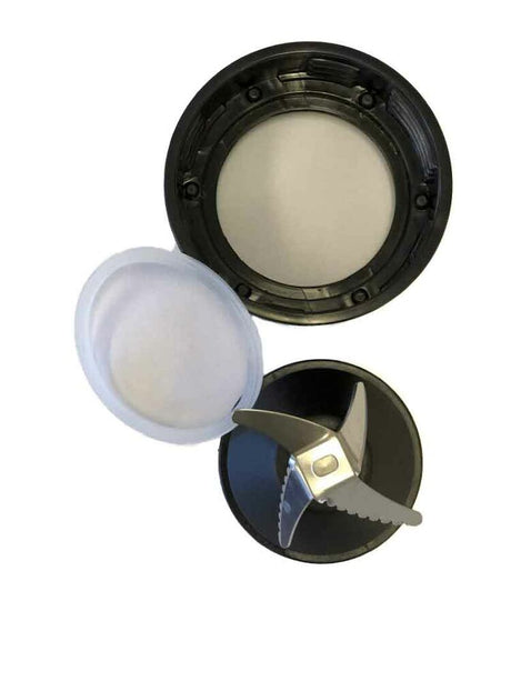 Image of a KNUS SEALING+ COMPL.JUG HOLDER and two lids. The blender blade, featuring sharp, angled edges like a knife, is attached to a circular plastic base. One lid is black with a clear center, and the other is fully clear. They are arranged on a white background.